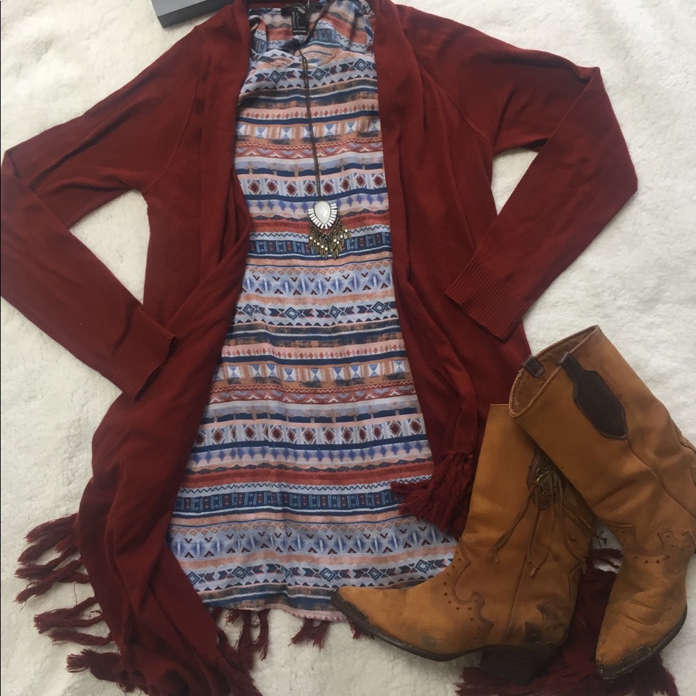 🌿 FOREVER 21 fringe sweater with necklace🌿